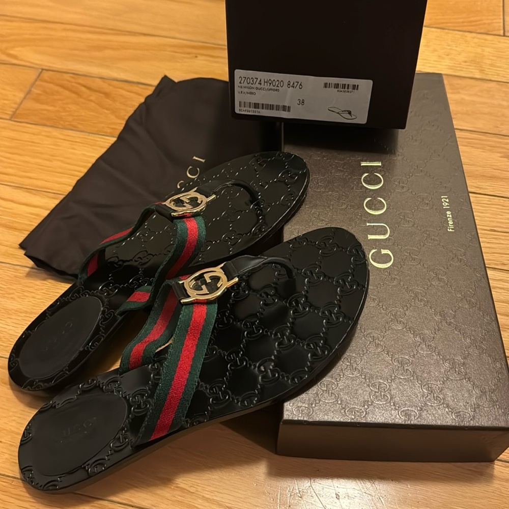 GUCCI-leather double GG thong sandals.Size 38.Black.Made in Italy. Lightly worn.